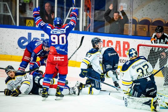 Oskarshamns Max Veronneau (ligger skymd) jublar med Lance