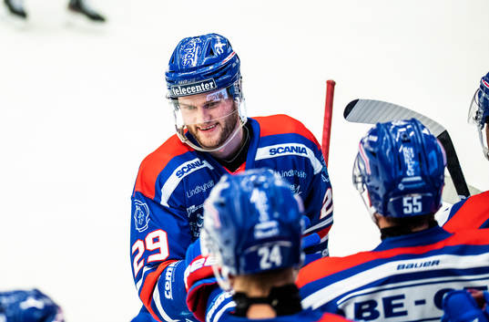 Oskarshamns Kim Rosdahl jublar