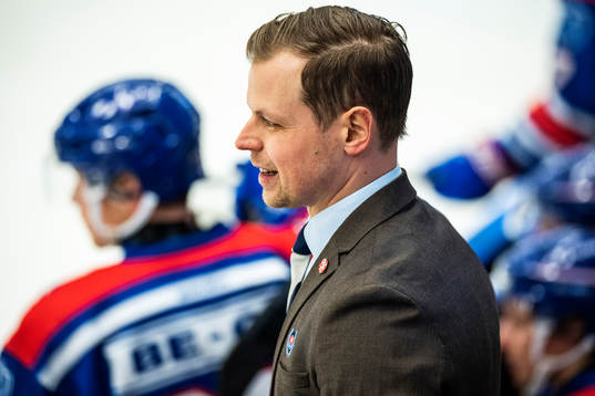 Oskarshamns tränare Martin Filander jublar