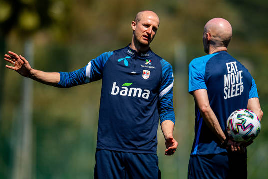 Brede Hangeland, player manager, talks to Ståle Solbakken,