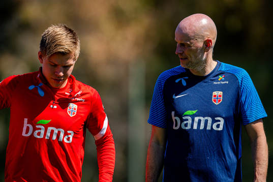 Jens Petter Hauge talks to Ståle Solbakken, head coach of