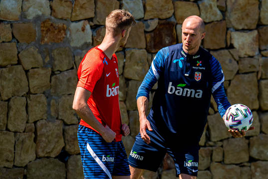 Kristoffer Ajer and Ståle Solbakken, head coach of the