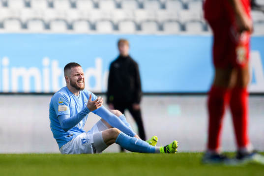 Malmö FFs Lasse Nielsen har ont
