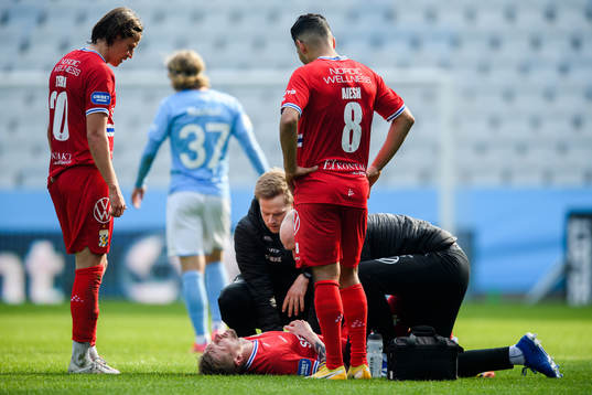 IFK Göteborgs Sebastian Eriksson får vård