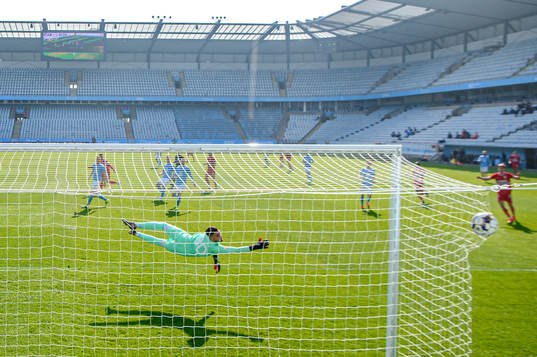 IFK Göteborgs Tobias Sana gör 0-1 bakom Malmö FFs