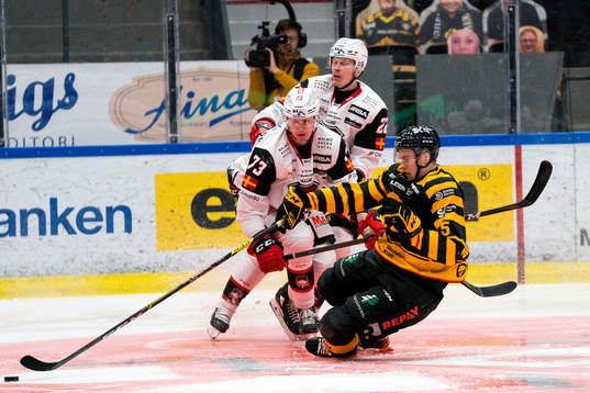 Skellefteås Philip Broberg och Malmö Redhawks Adam Ollas