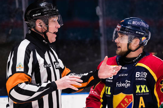 Domare Morgan Johansson talar med Djurgårdens Jesper