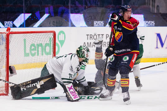 Färjestads målvakt Arvid Holm och Djurgårdens Linus