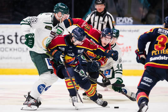 Färjestads Per Åslund och Djurgårdens Robert Nardella