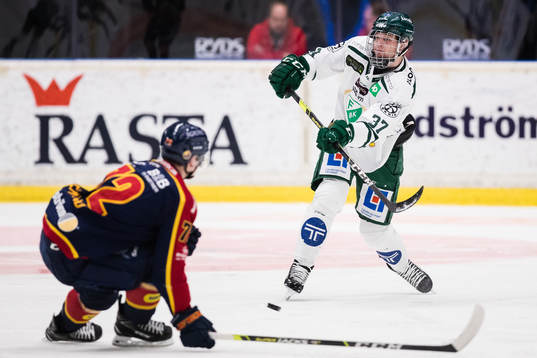 Djurgårdens William Eklund och Färjestads Adam Ginning