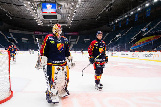 Djurgårdens målvakt Mantas Armalis  och Tom Nilsson deppar