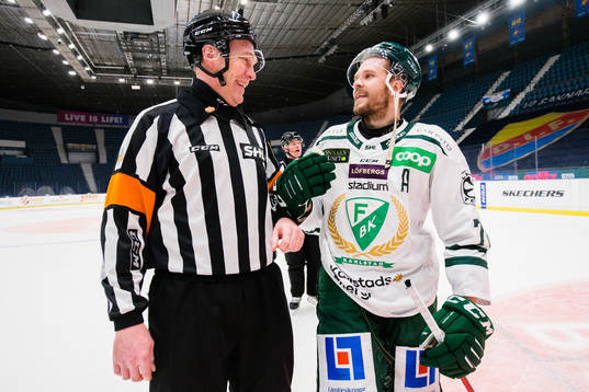 Domare Morgan Johansson och Färjestads Jacob Nilsson