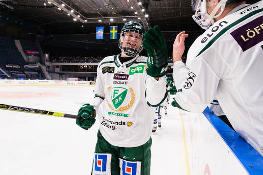 Färjestads Adam Ginning jublar