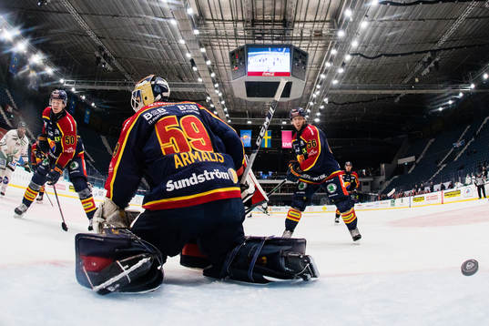 Djurgårdens Tobias Ekberg och Robin Norell ser pucken