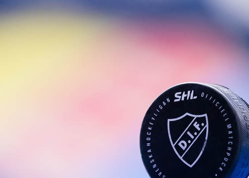 En puck med Djurgårdens emblem