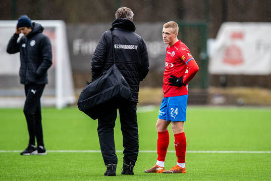 Helsingborgs målvaktstränare Sven Andersson (ryggen åt