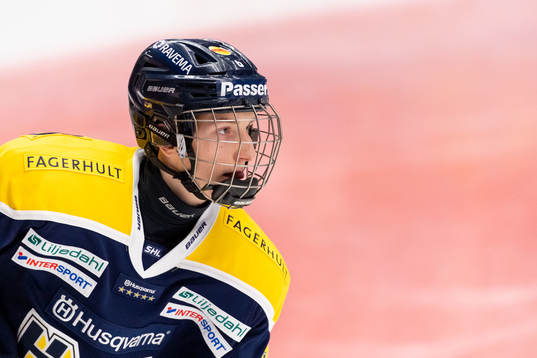 s Martin Brovall värmer upp innan ishockeymatchen i SHL