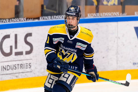 s Hugo Fransson värmer upp innan ishockeymatchen i SHL