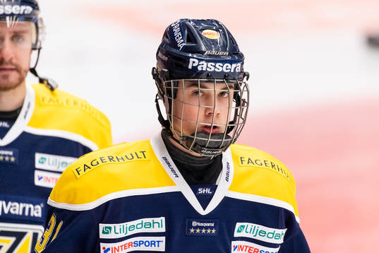 s Hugo Fransson värmer upp innan ishockeymatchen i SHL