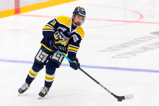 s Hugo Fransson värmer upp innan ishockeymatchen i SHL