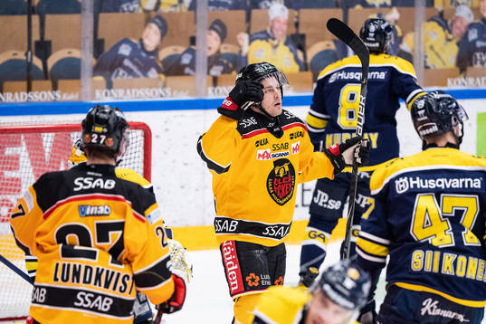 Luleås Juhani Tyrväinen jublar