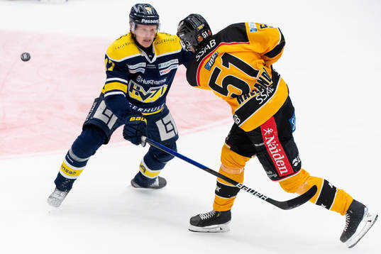 s Emil Johansson försvarar mot Luleås Filip Hållander