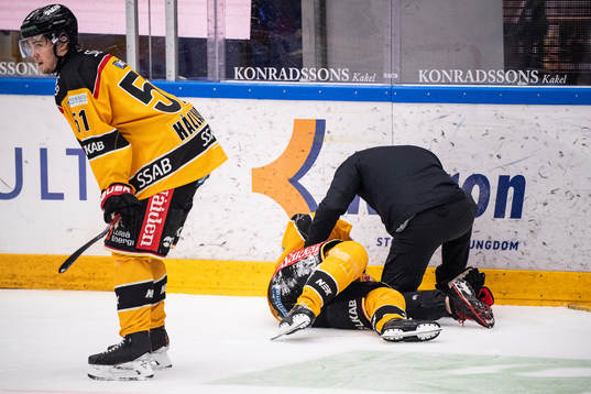 Luleås Victor Berglund undersöks av medicinska teamet