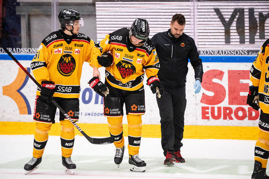 Luleås Victor Berglund får hjälp av isen