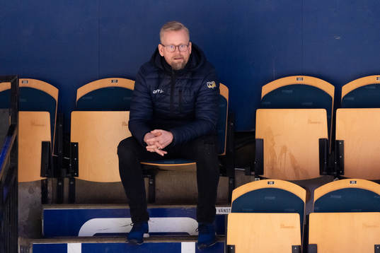 Johan Davidsson, assisterande sportchef HV71, på läktaren