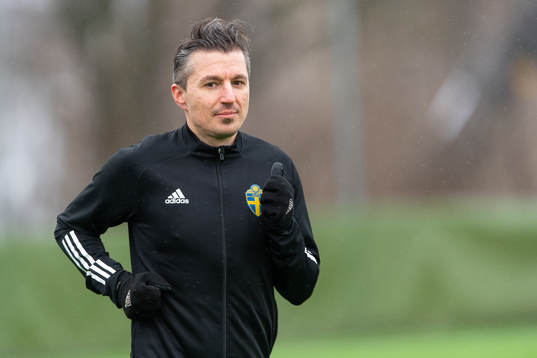 Domare Bojan Pandzic före träningsmatchen i fotboll