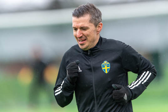 Domare Bojan Pandzic före träningsmatchen i fotboll
