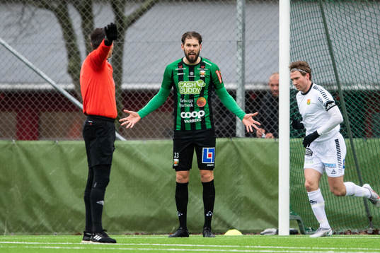 Varbergs Robin Simovic reagerar mot domaren