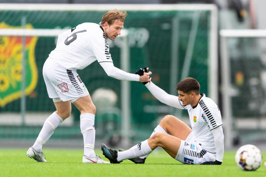 GAIS August Wängberg hjälper Emin Grozdanic upp
