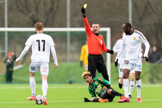Domare Bojan Pandzic ger gult kort till GAIS Julius Lindberg