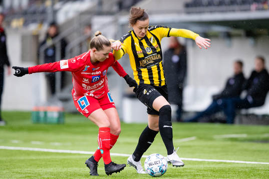 Linköpings Ronja Aronsson och Häckens Milica Mijatovic