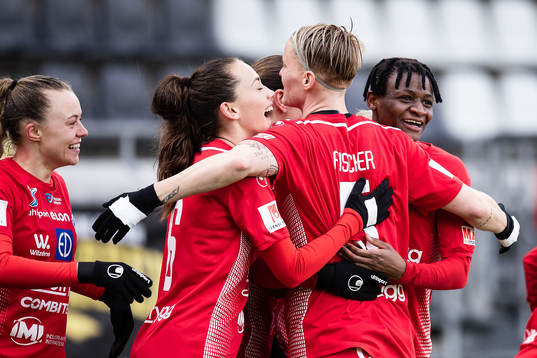 Linköpings Uchenna Grace Kanu jublar med Nilla Fischer