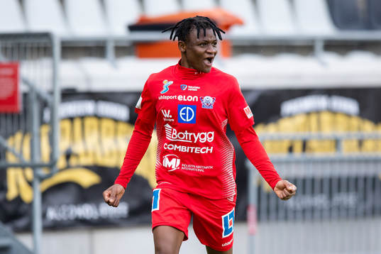 Linköpings Uchenna Grace Kanu jublar