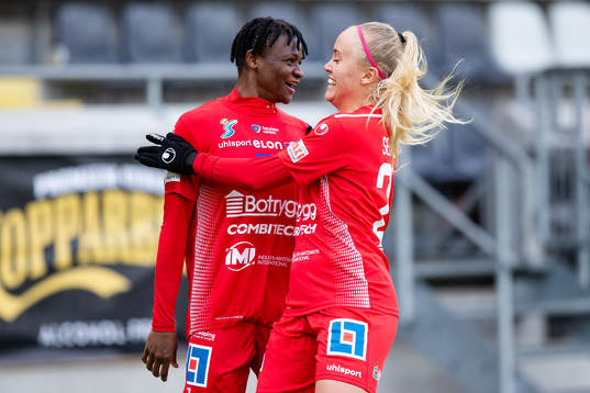 Linköpings Uchenna Grace Kanu jublar med Alva Selerud