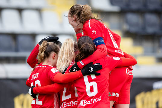 Linköpings Uchenna Grace Kanu jublar med lagkamrater