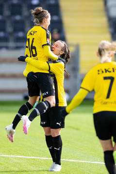 Häckens Julia Zigiotti Olme  jublar med Filippa Angeldahl