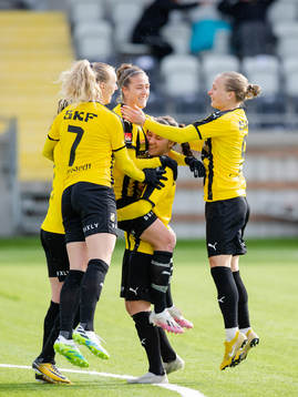 Häckens Julia Zigiotti Olme  jublar med lagkamrater