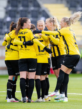 Häckens Filippa Angeldahl jublar med lagkamrater