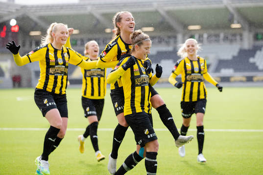Häckens Filippa Angeldahl jublar med lagkamrater