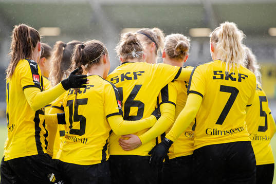 Häckens Filippa Angeldahl jublar med lagkamrater