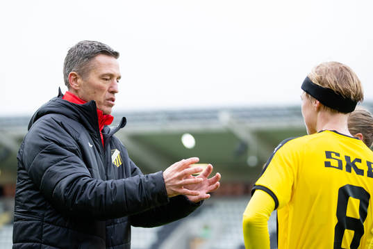 Häckens tränare Mats Gren pratar med Filippa Curmark och