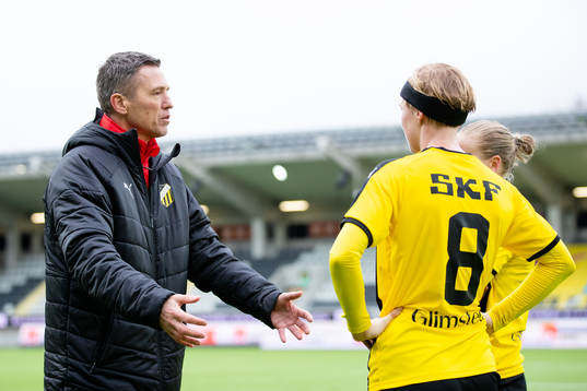 Häckens tränare Mats Gren pratar med Filippa Curmark och