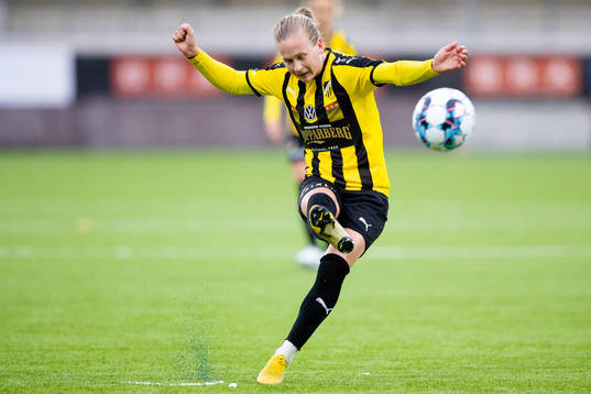 Häckens Filippa Curmark med en frispark