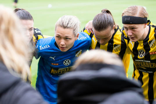 Häckens målvakt Jennifer Falk peppar laget innan