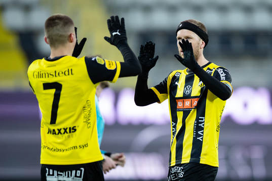 Häckens Rasmus Lindgren jublar med Leo Bengtsson