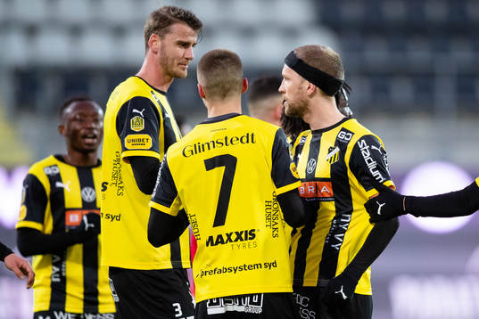 Häckens Rasmus Lindgren jublar med lagkamrater